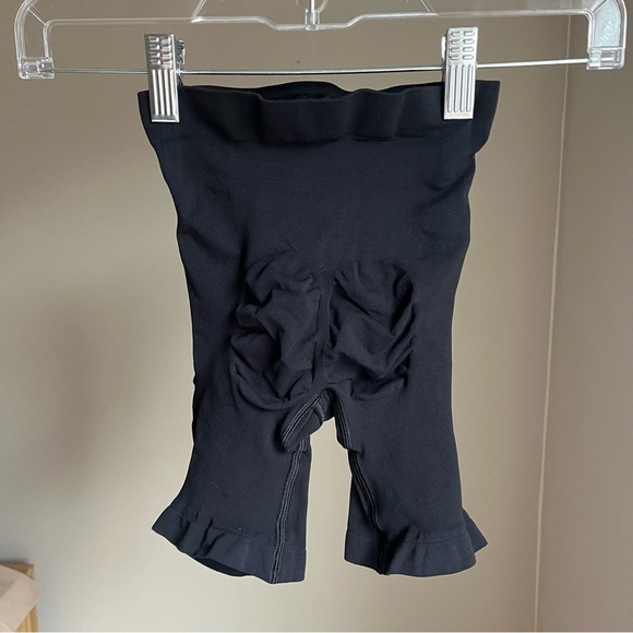 Skims Mid Thigh Short (size SMALL) in Onyx - Picture 5 of 6